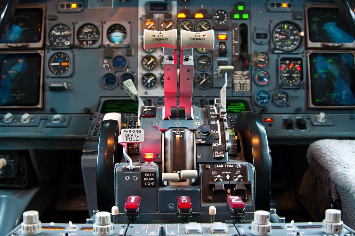 Кабина пилота b737