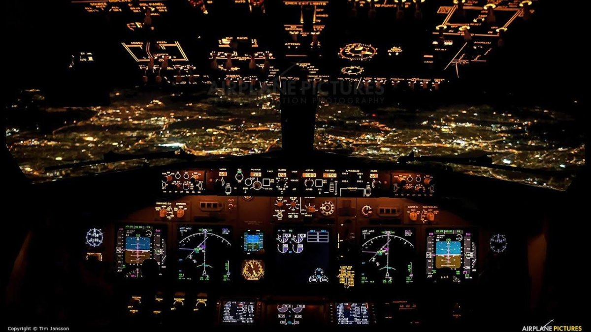 Кабина Боинг 737 ночью