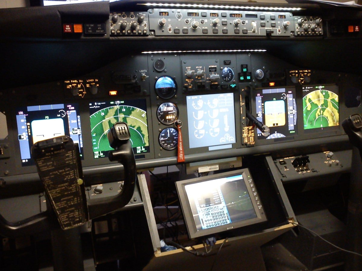 B737 Cockpit