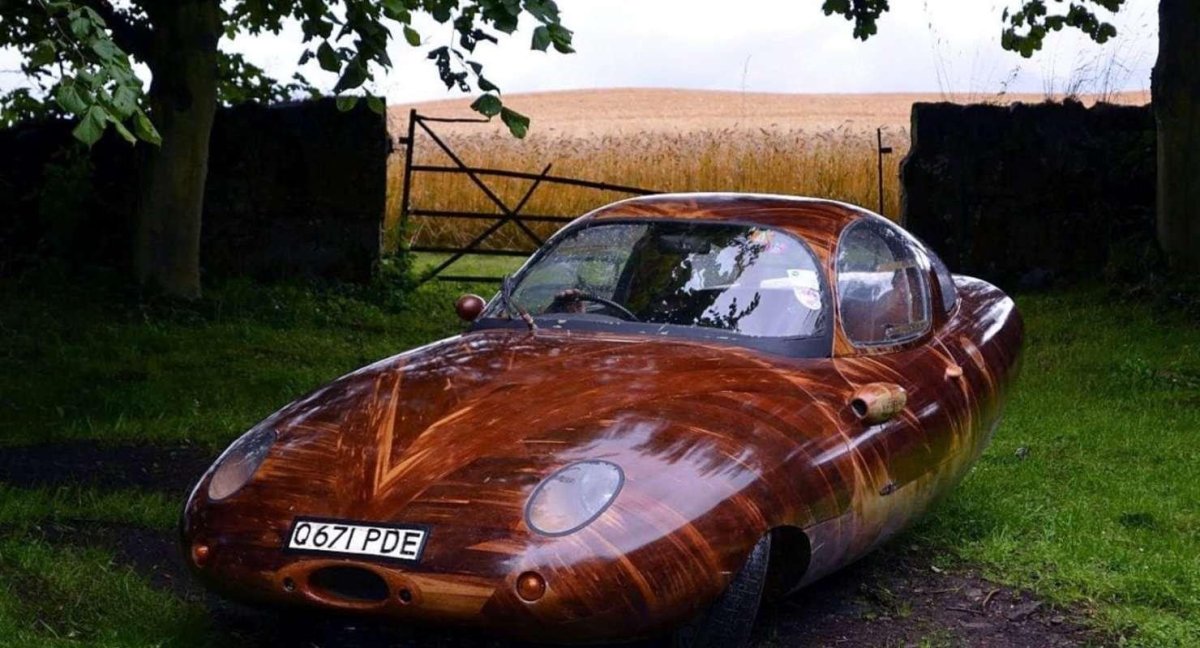 Машина из красного дерева