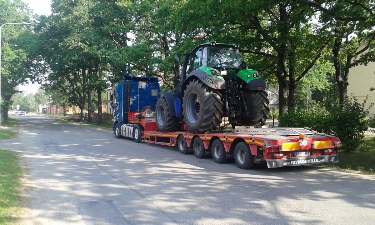 Трактор John Deere на трале