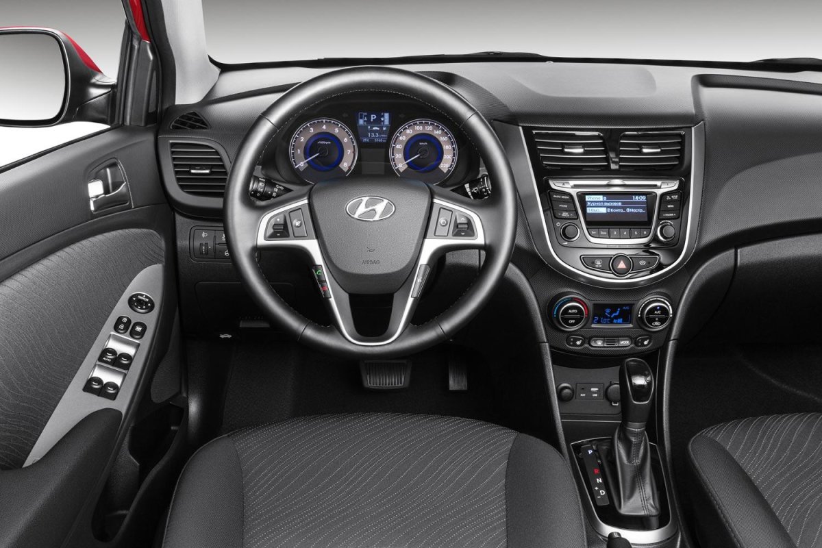 Hyundai Solaris 2012 хэтчбек салон