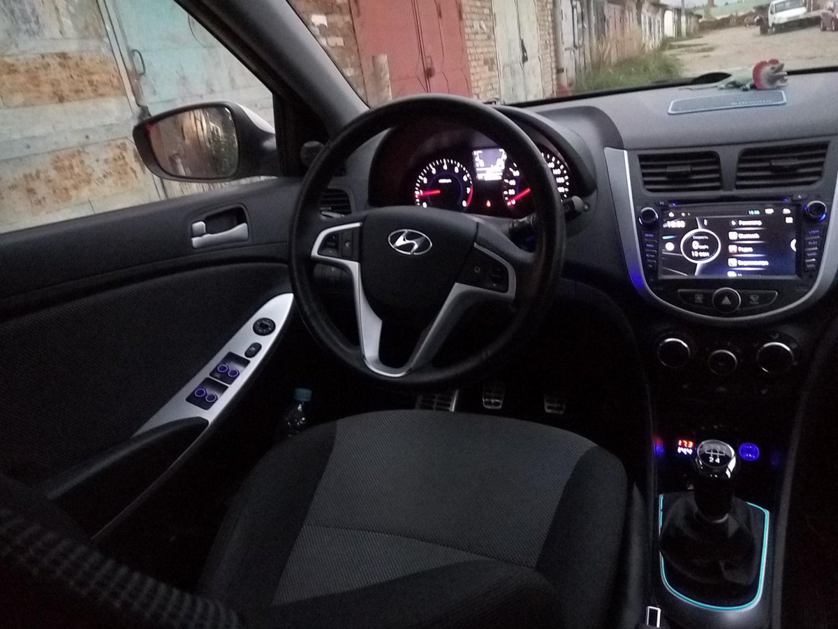 Hyundai Solaris 2012 хэтчбек салон