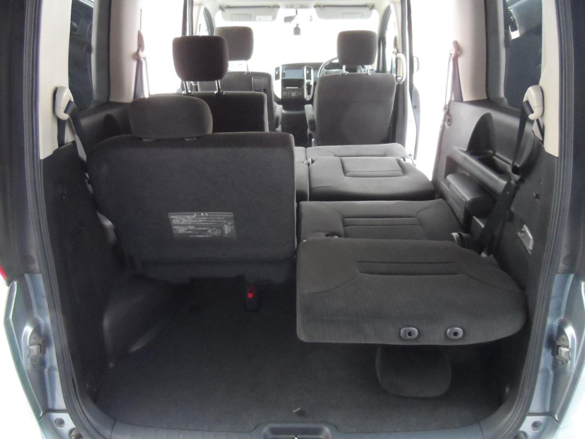 Nissan Serena 2010 салон