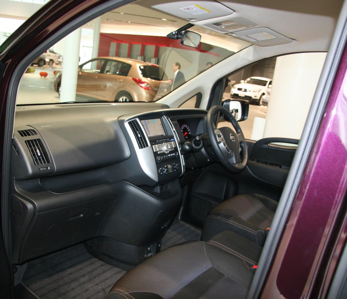 Nissan Serena 2010 салон