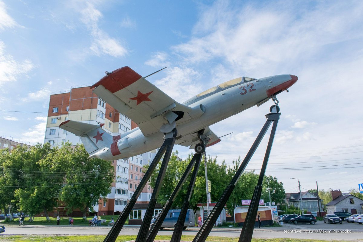 Памятник самолёт l-29 Дельфин