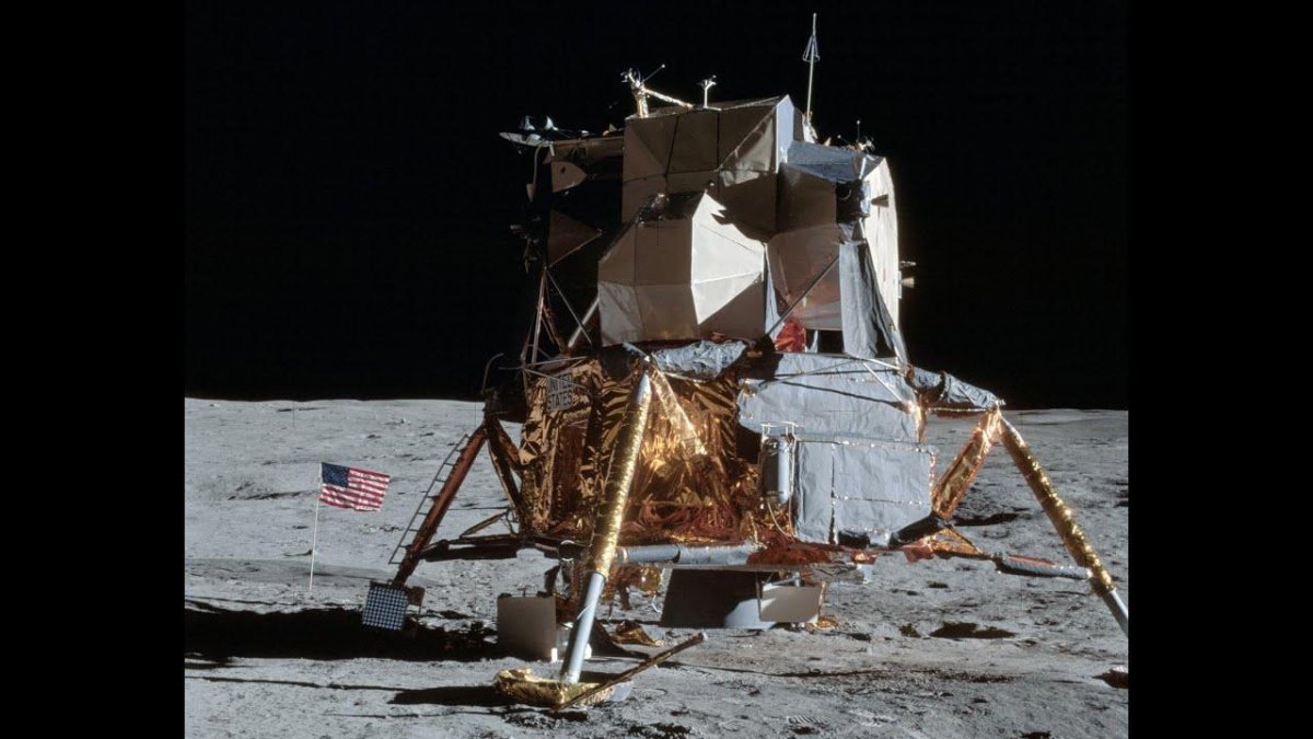 Лунный модуль Аполлон 11 на Луне