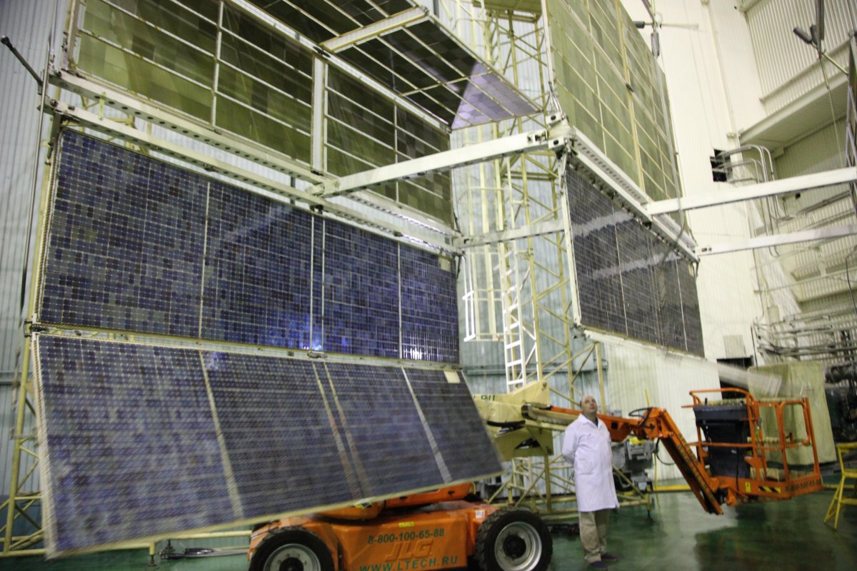 МКС модуль звезда солнечные панели