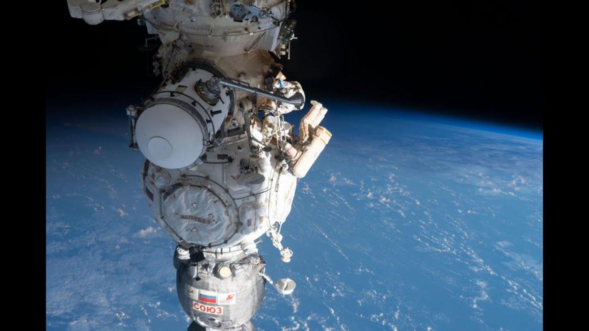 Космонавт в открытом космосе фото