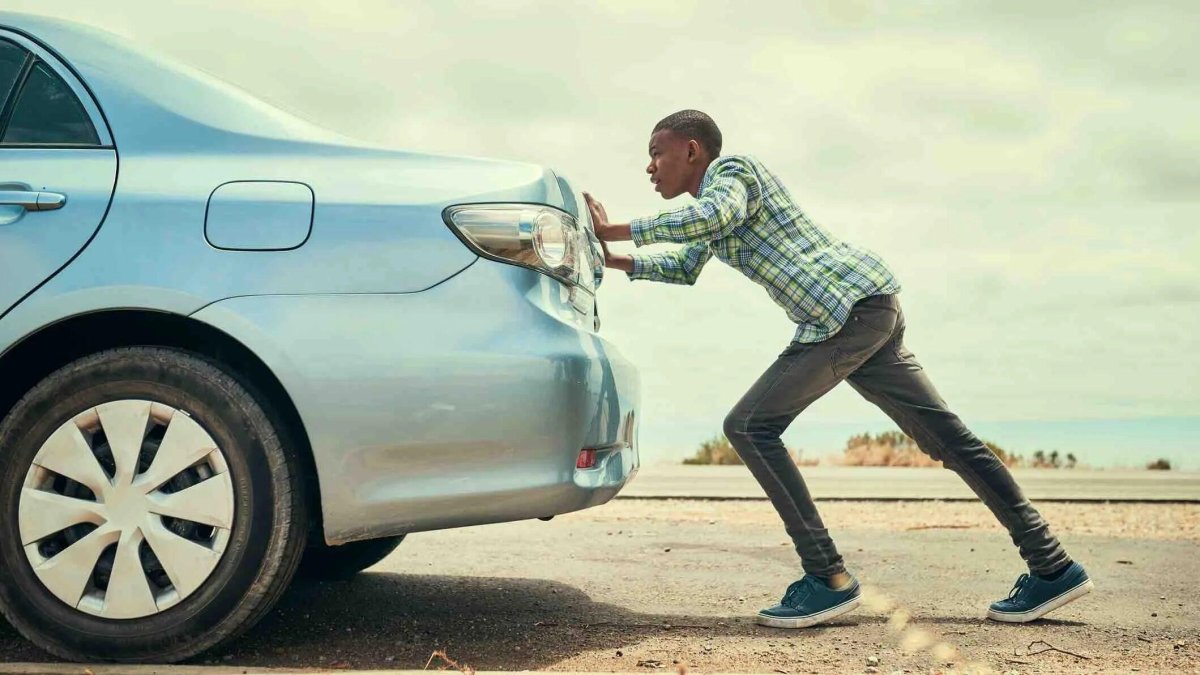 Толкают машину