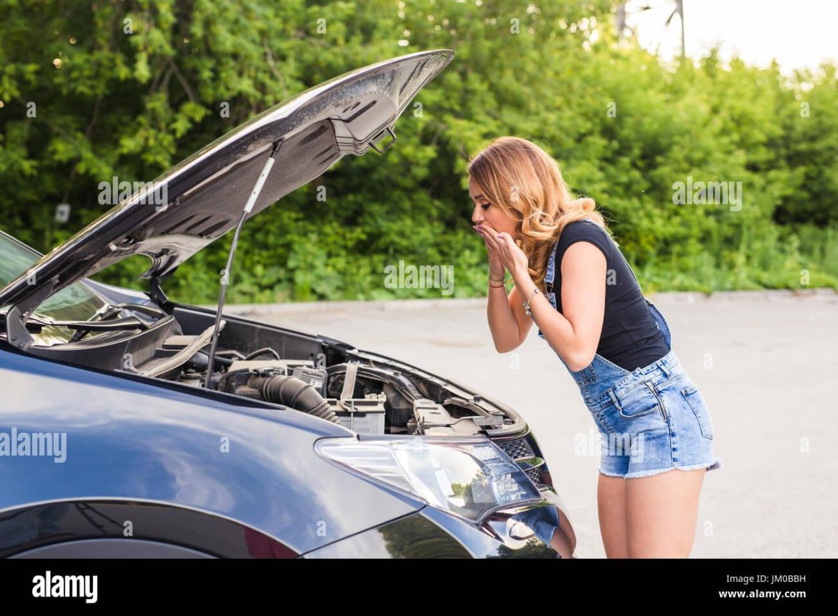 Авто с открытым капотом