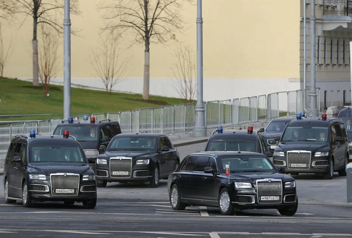 Кортеж Путина Аурус