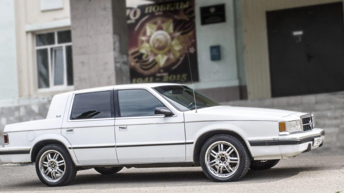 Dodge Dynasty 1990 года