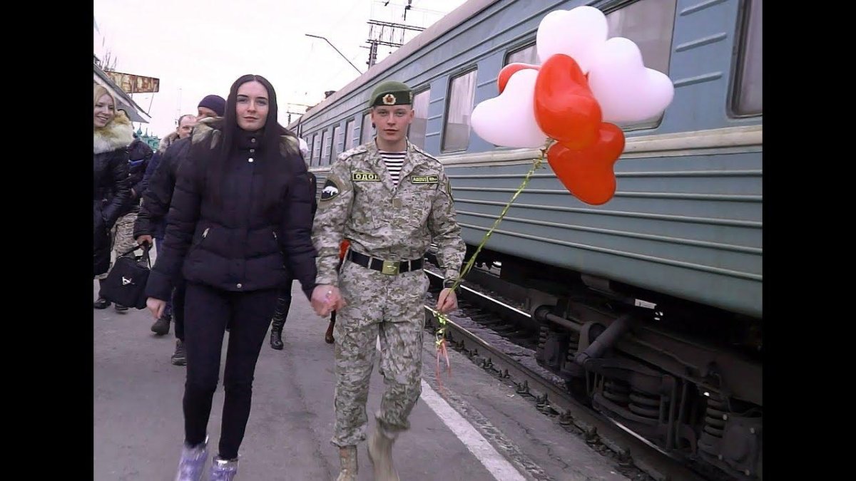 Девушка встречает парня с армии