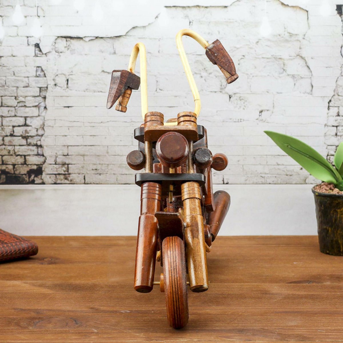 Мотоцикл из дерева сувенир