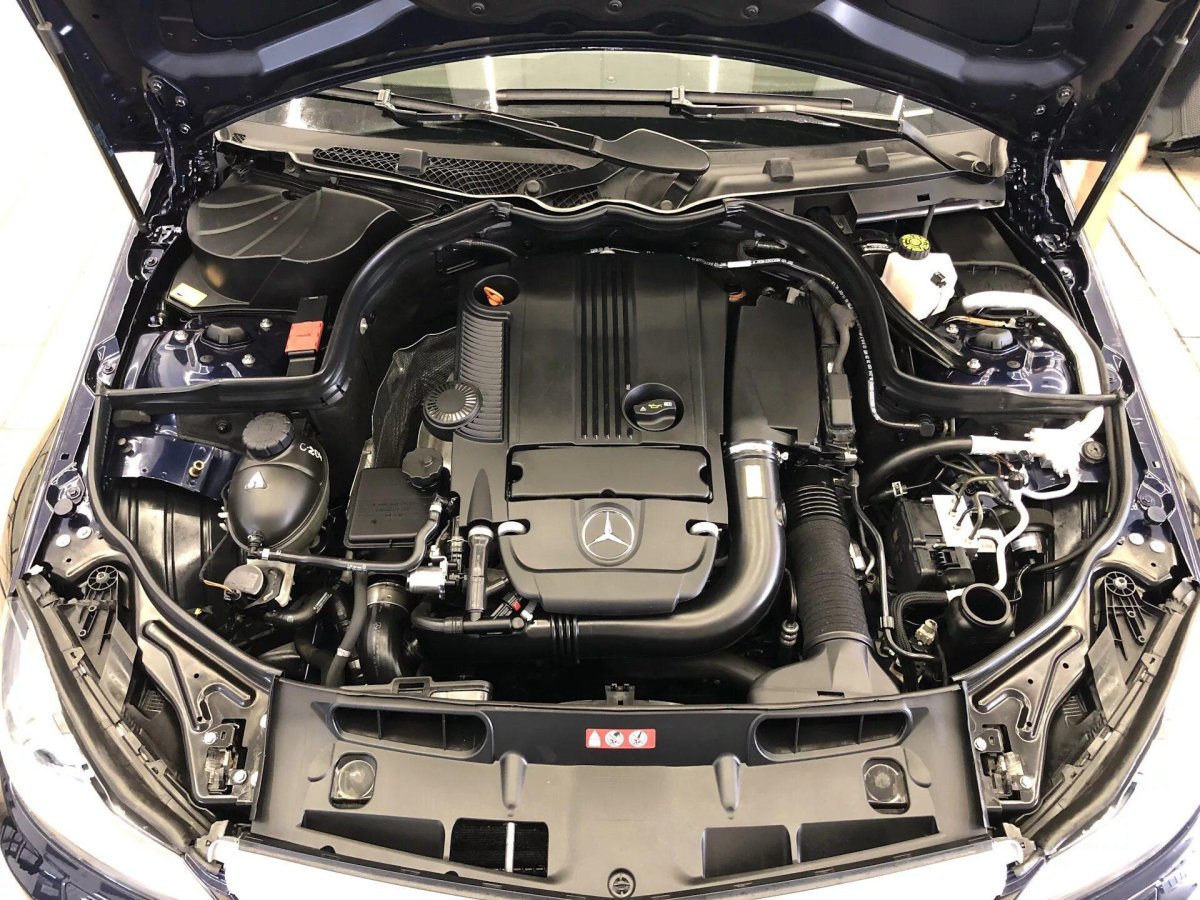 Подкапотное пространство Мерседес w211