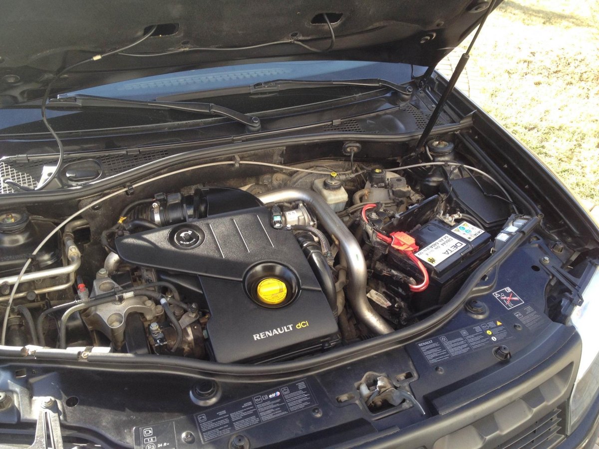 Фото блока управления двигателя под капотом Дастер