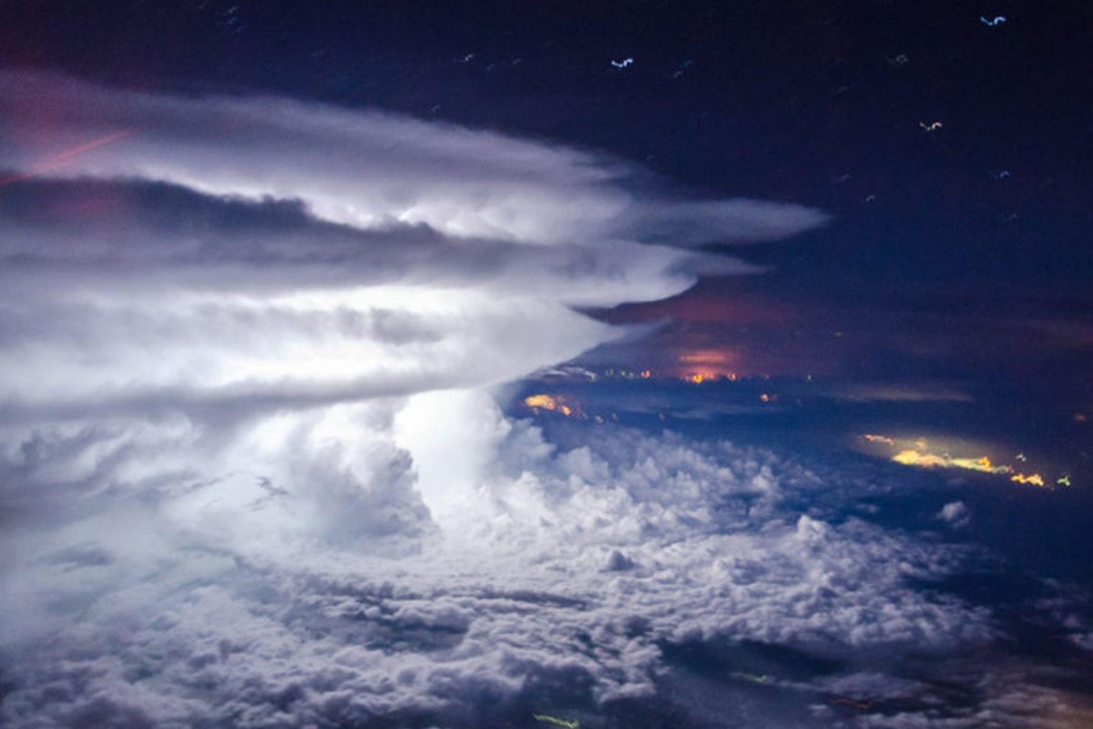 Ночное небо с тучами