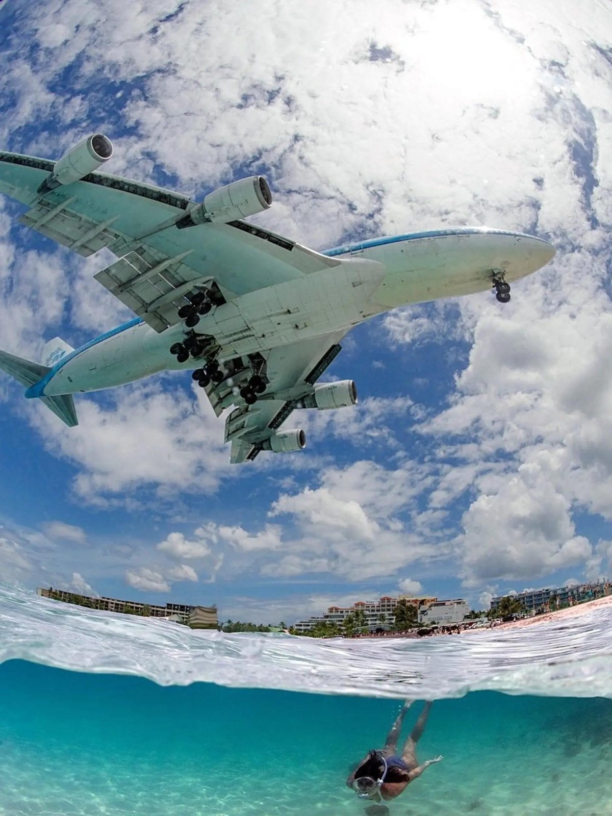 Самолет над морем