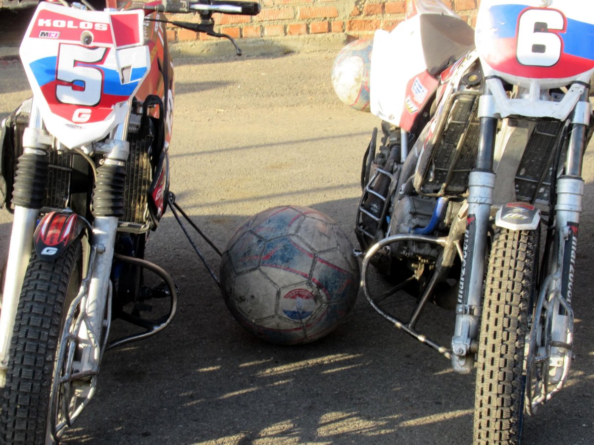 В мотоболе вратарь на мотоцикле