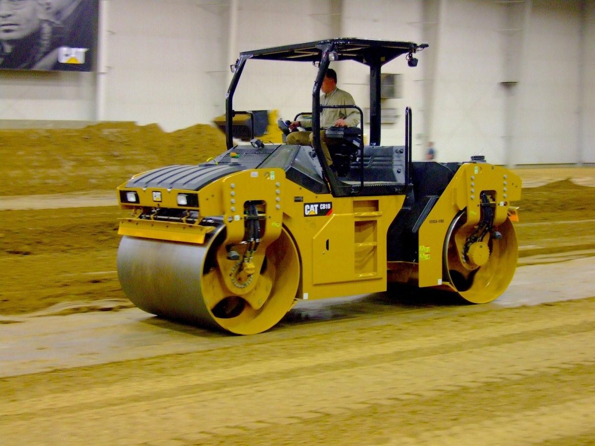 Каток Caterpillar cb10