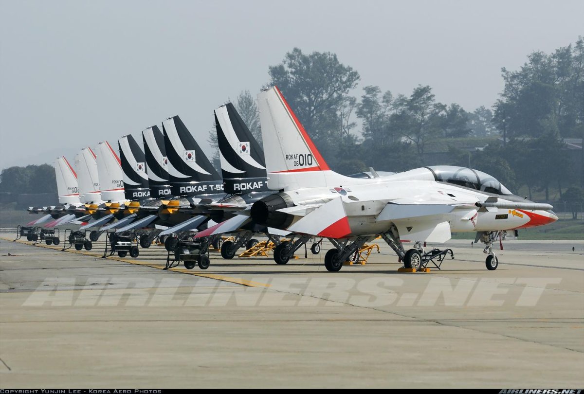 Южнокорейский учебный самолет