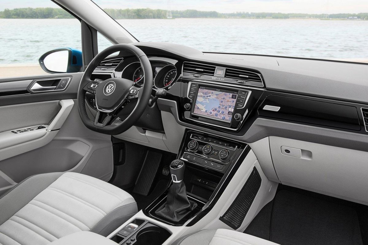 VW Touran 2019 салон