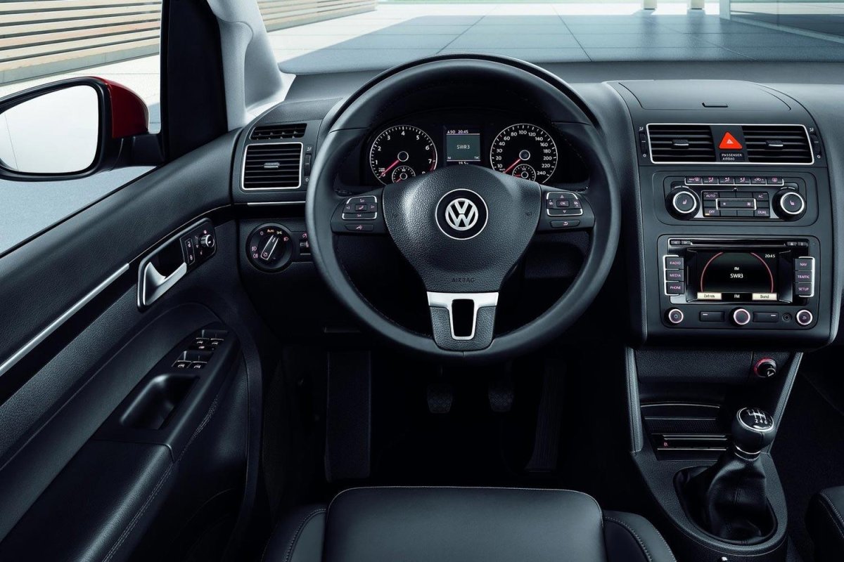 Volkswagen Touran 2010 салон