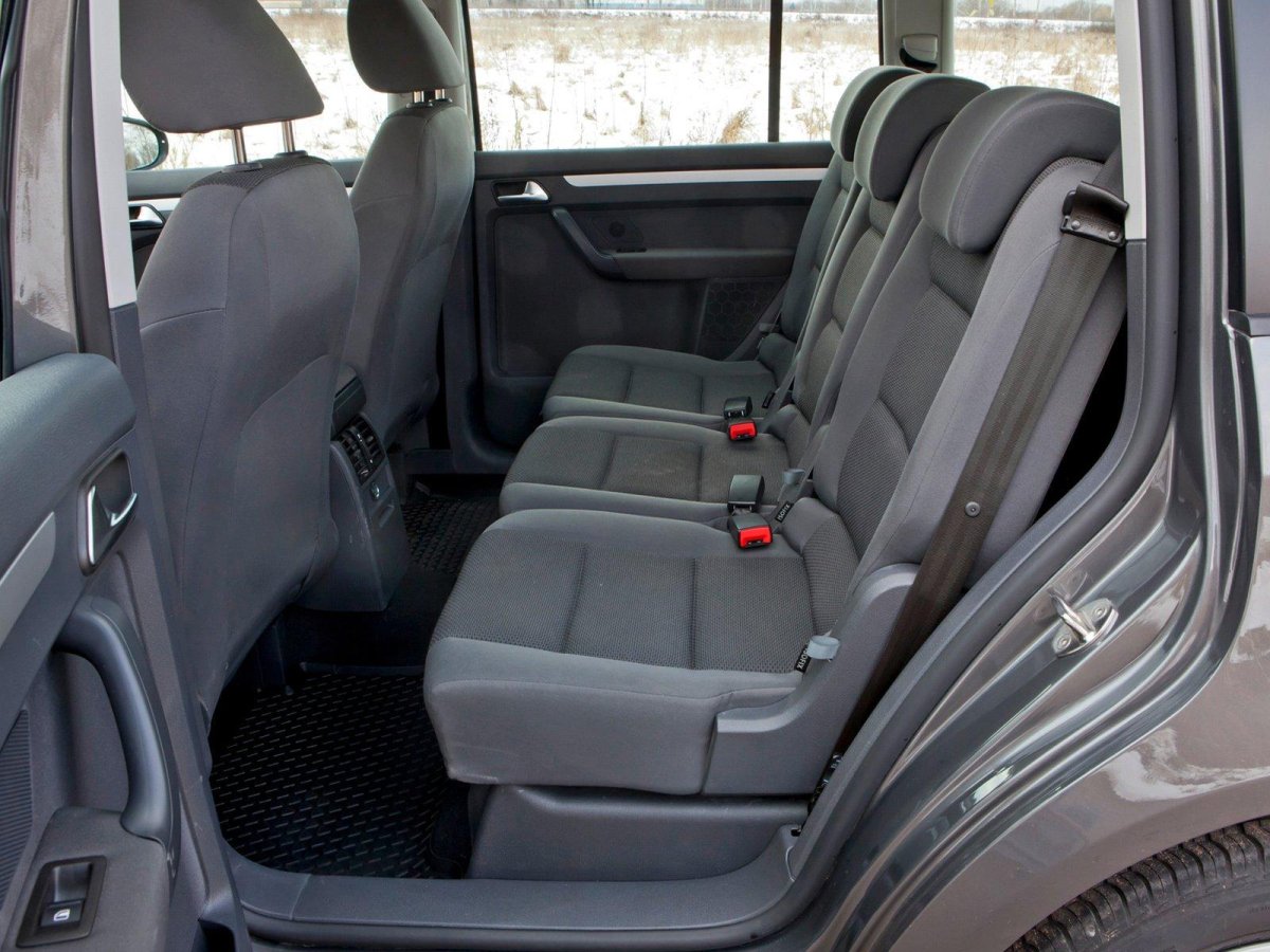 Volkswagen Touran 2012 салон