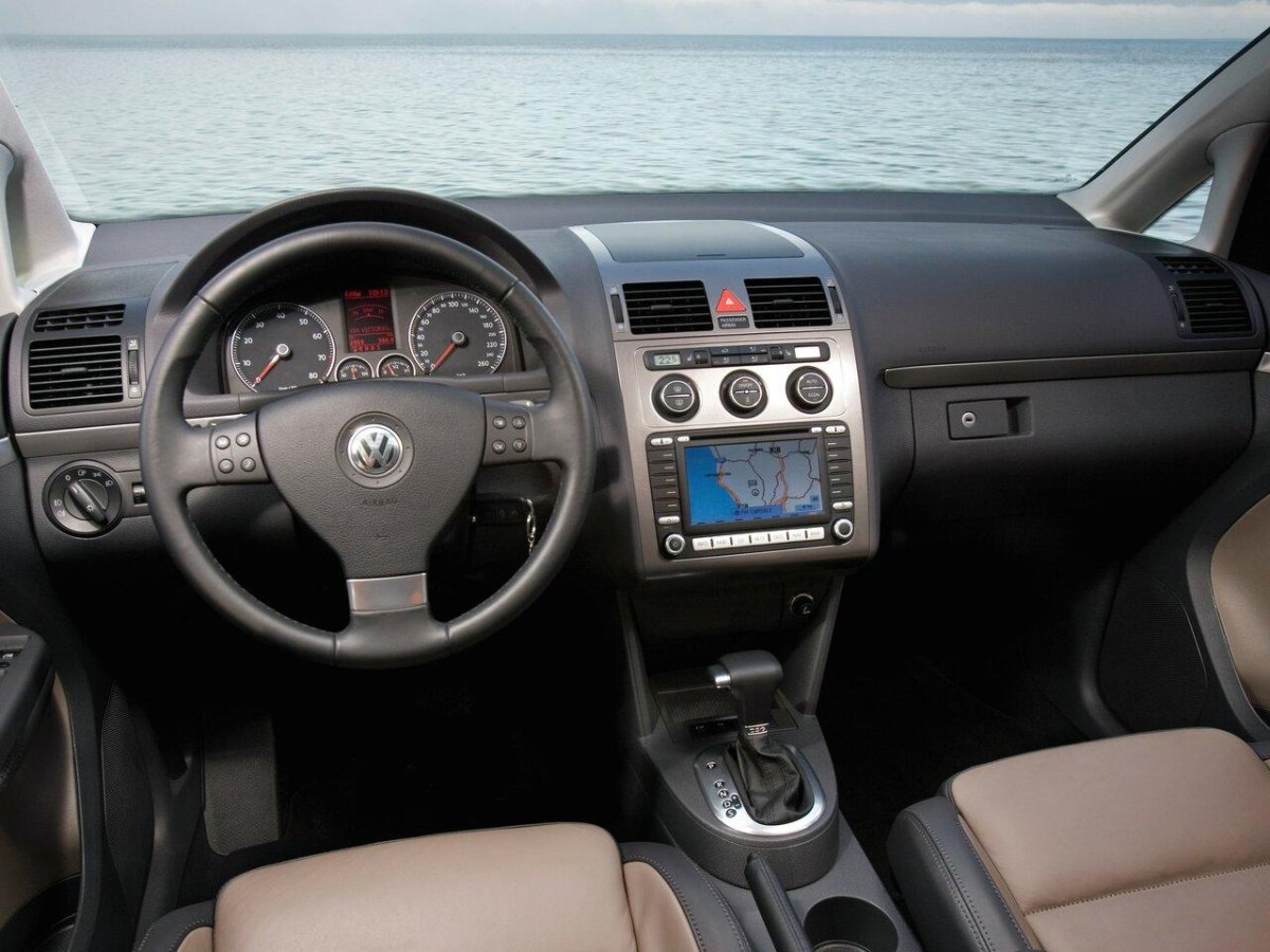 Фольксваген Туран 2004 салон