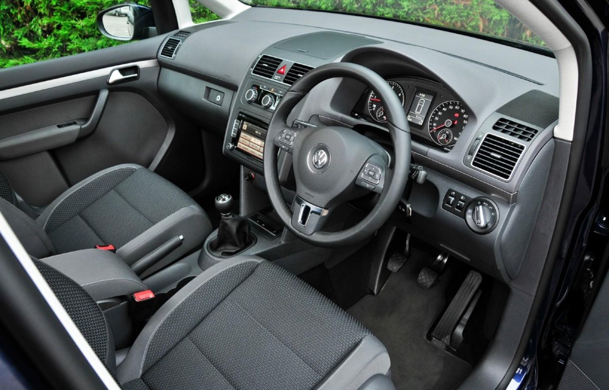 Volkswagen Touran 2010 салон