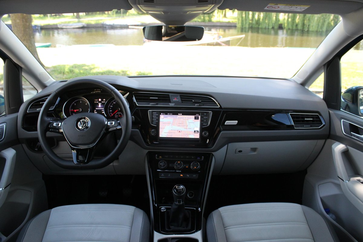 VW Touran 2019 салон