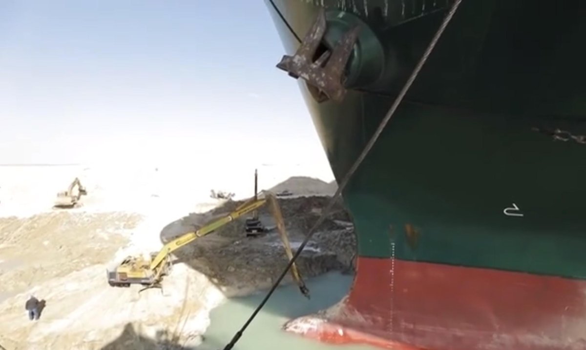 Танкер сел на мель в Суэцком канале