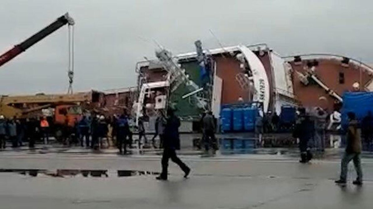 Корабль перевернулся