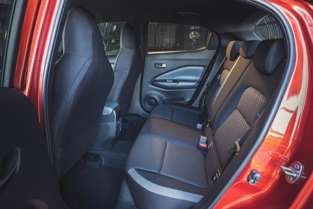 Машина Ниссан Жук салон сзади 2012