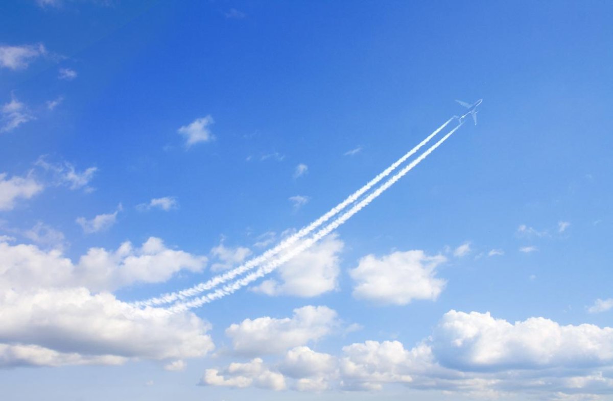 Самолет в небе