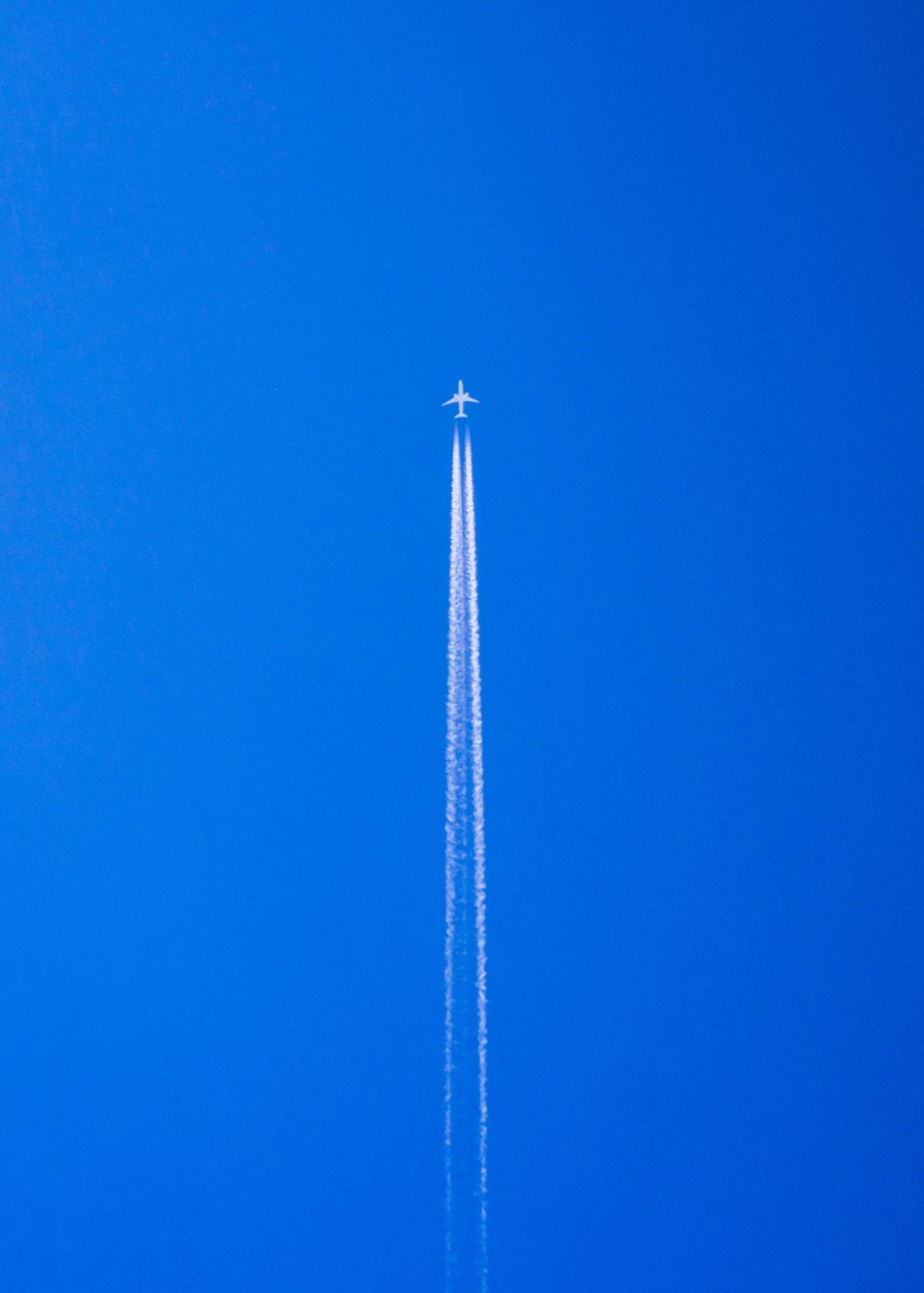 Полосы от самолета на небе