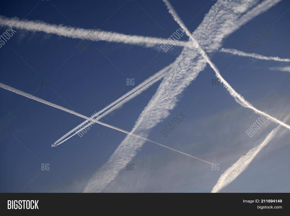 Конденсационный след от самолета