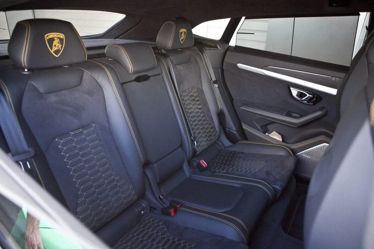 Ламборджини Урус салон сзади
