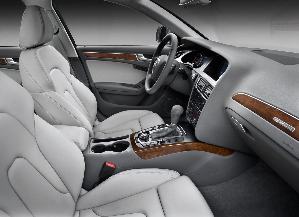 Серый салон автомобиля