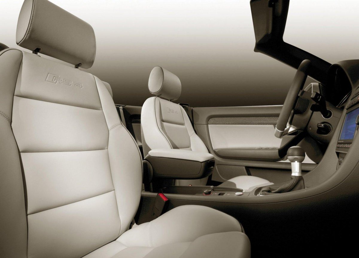 Серый салон автомобиля