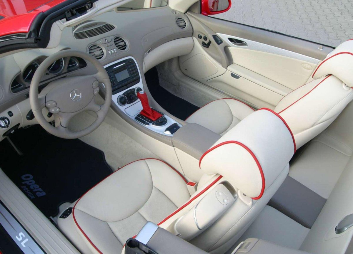 Серый салон автомобиля