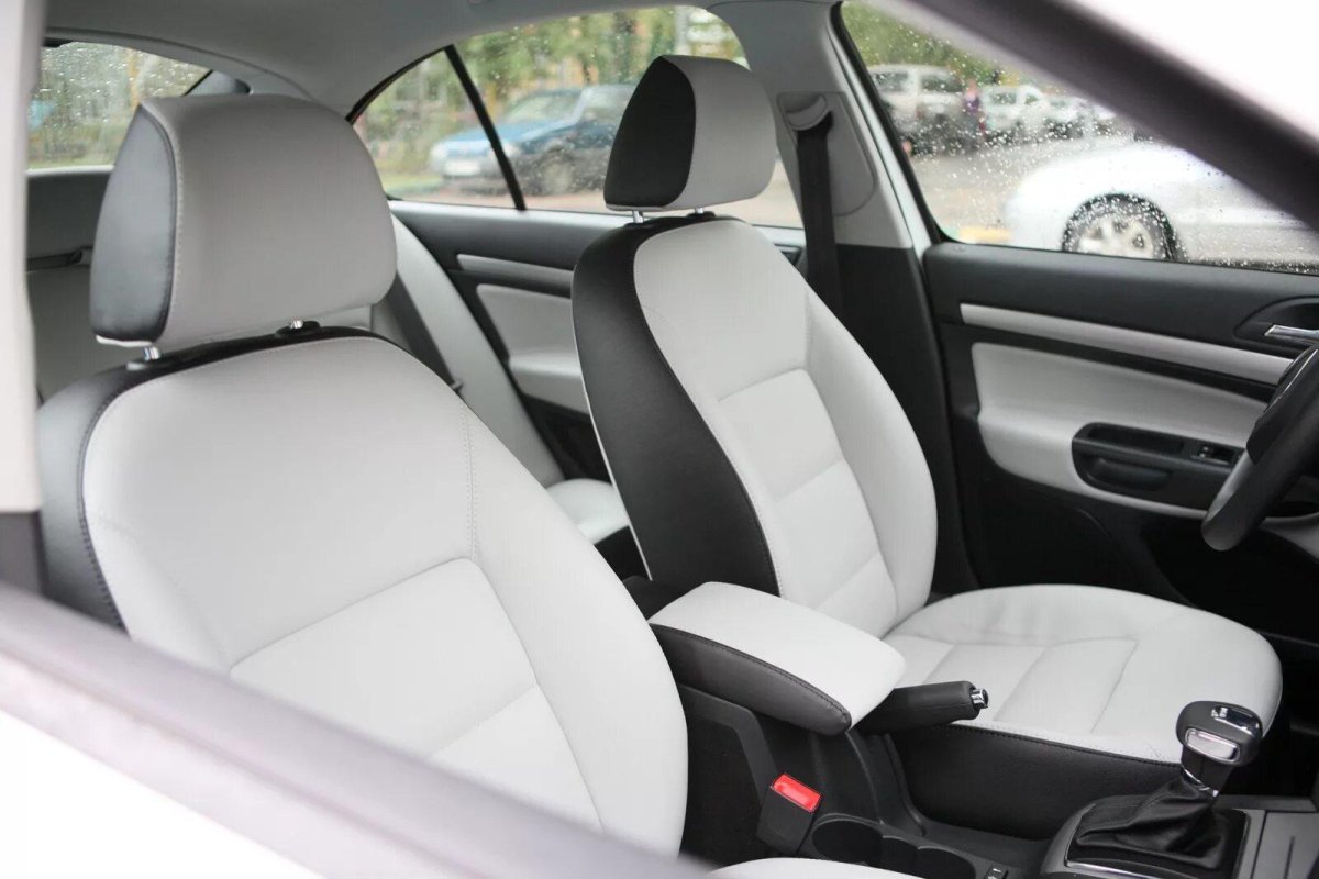 Шкода Октавия а5 белый салон