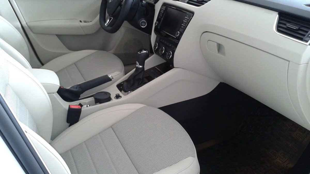 Шкода Октавия а5 белый салон