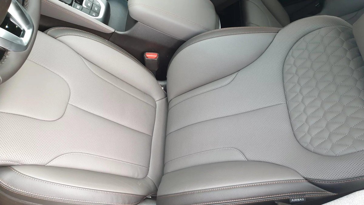 Серый салон автомобиля