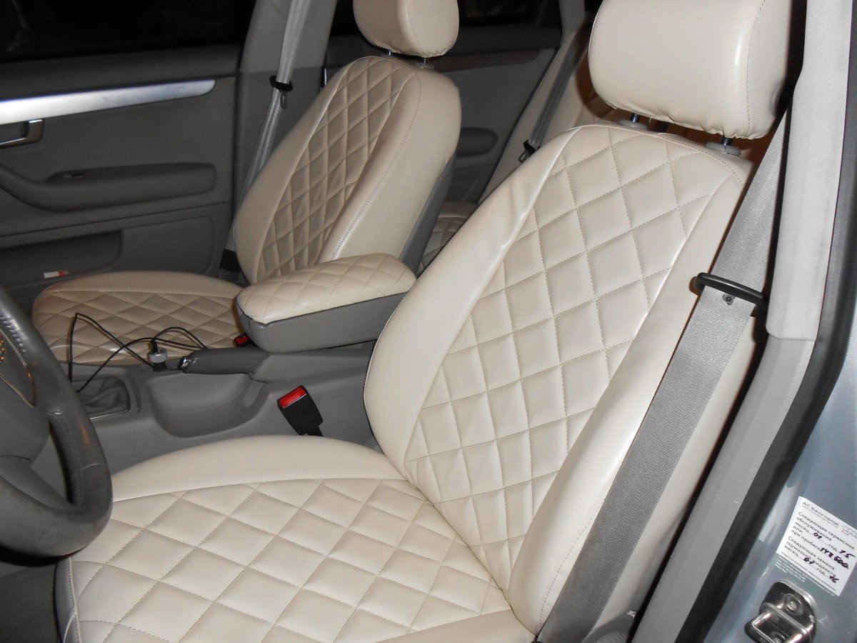 Светлые чехлы в автомобиль