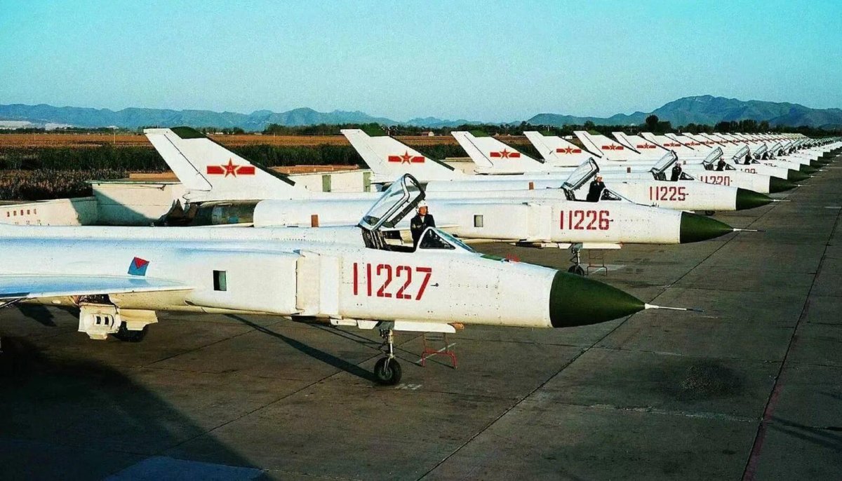 J-8b самолет