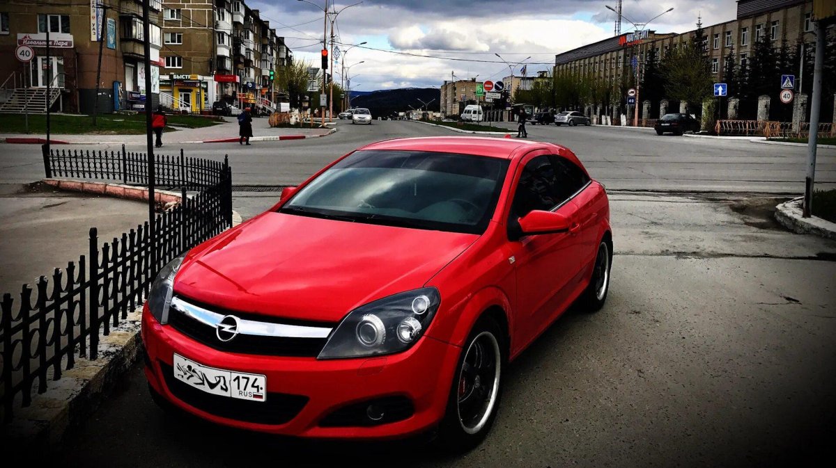 Opel Astra GTC красная