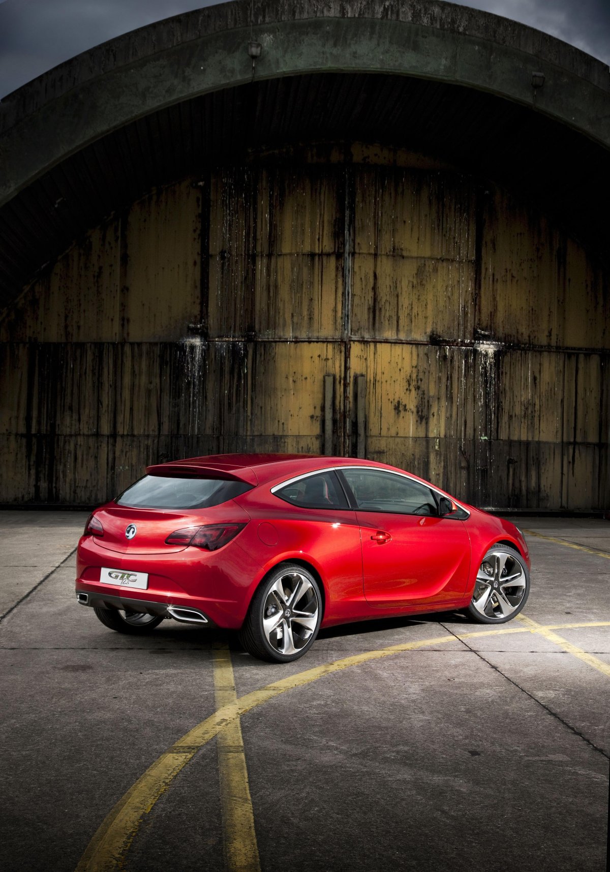 Опель Астра GTC 2010 года