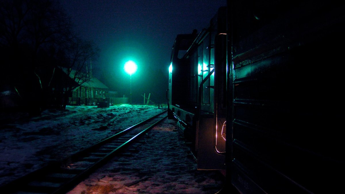 Вагон поезда ночью